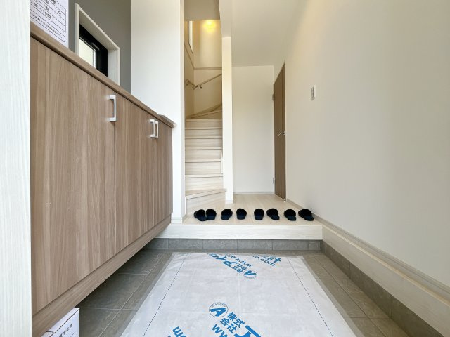 熊谷市久下　新築一戸建て　全２棟の玄関|住まう人も来客も入った時にワクワクさせてくれるオシャレな玄関♪収納もたっぷりあるので、靴がたくさんあっても安心！