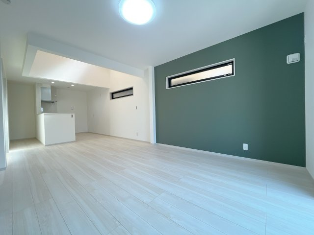 熊谷市久下　新築一戸建て　全２棟の居間・リビング|広々リビング×対面キッチンで家族の会話も弾みます♪家族団らんの秘訣は間取りにあり☆夢のマイホームを一緒に叶えましょう！