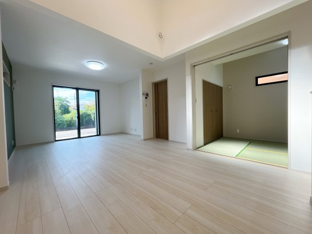 熊谷市久下　新築一戸建て　全２棟の居間・リビング|大空間リビングは毎日家族が笑顔で生活する空間であるリビング。広さと明るさには拘ってほしい空間です。お子様の成長に合わせて家具の配置なども広いからこそ可能です。