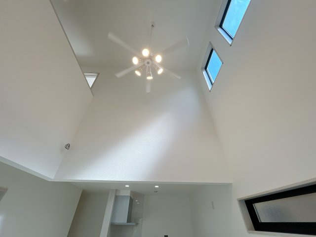 熊谷市久下　新築一戸建て　全２棟の居間・リビング|リビング吹抜け！