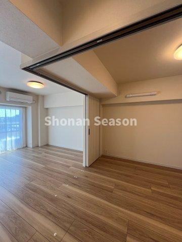 【洋室】 | ライフスタイルに合わせてアレンジが楽しめる、リビング繋がりの洋室◎