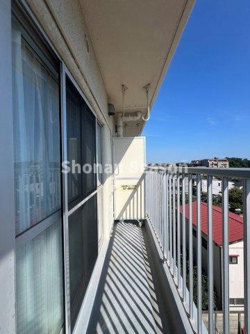 【バルコニー】 | 南東に面しており、前面には遮るものもないので、日当たりも良く気持ちの良い風が吹き抜けます。