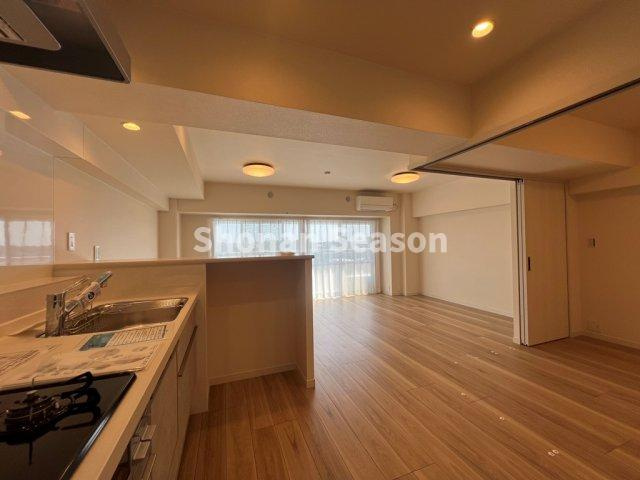 【居間・リビング】 | リビング繋がり５帖の洋室の間仕切りを開放すれば、一体利用も可能です♪