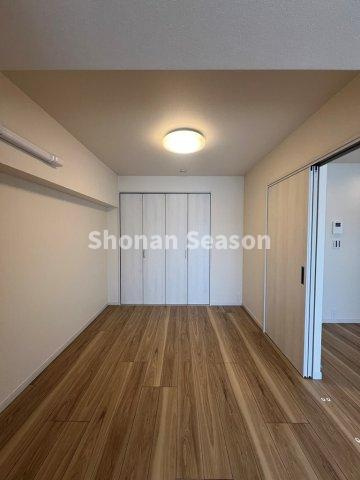 【洋室】 | 全室収納を完備◎生活と共に増える荷物の収納に困りません♪