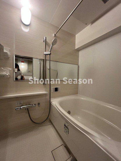 【浴室】 | 広々一坪タイプの浴室、お子様と一緒に浸かれる広々としたバスタブ、一日頑張った身体を癒します。