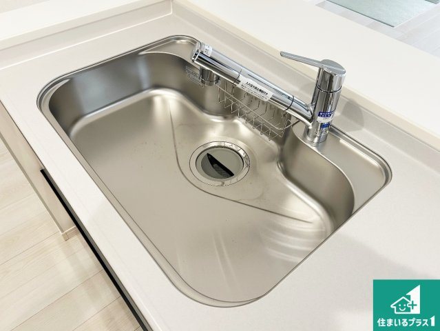 岸和田市極楽寺町　新築一戸建ての独立洗面台|清潔感のある洗面台です。フラットな鏡は掃除がしやすく毎日清潔！ホースは引き出して使えるので洗顔やお掃除の際に便利です！