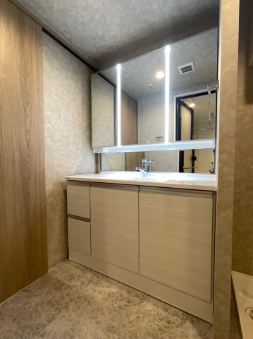 グランイーグル川崎東Ⅱの独立洗面台|独立洗面台、小物を置くことができて便利です