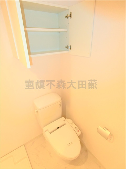 メインステージ大森北のトイレ|吊戸棚と温水洗浄便座付きのトイレ