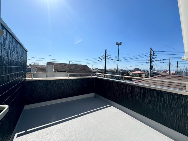 川越市宮元町中古戸建のバルコニー|5.2帖のルーフバルコニー付き♪家庭菜園やお子様用のプール等さまざまな用途でお使いください♪