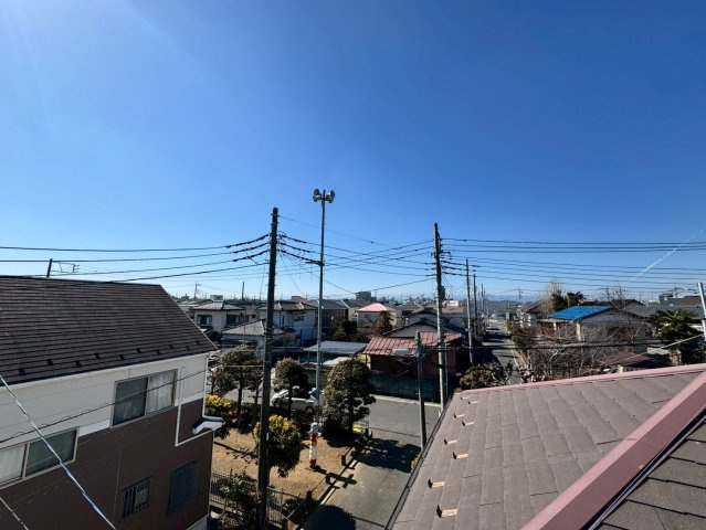 川越市宮元町中古戸建の展望|周囲に高い建物がなくのびやかな眺望が広がる心地よい住環境。窓を開ければ自然の風が通り抜け開放感ある暮らしを楽しめます。
