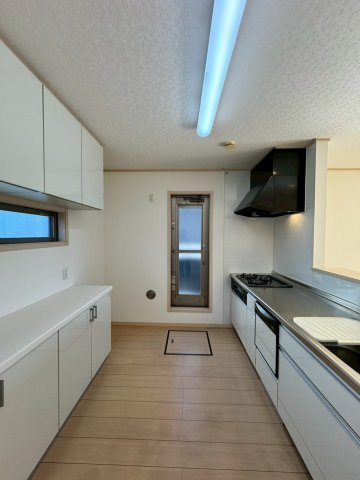 川越市宮元町中古戸建のキッチン|子供と一緒に立ってもゆとりたっぷり♪毎日バタバタのキッチン時間がちょっと心に余裕が生まれる場所に。
