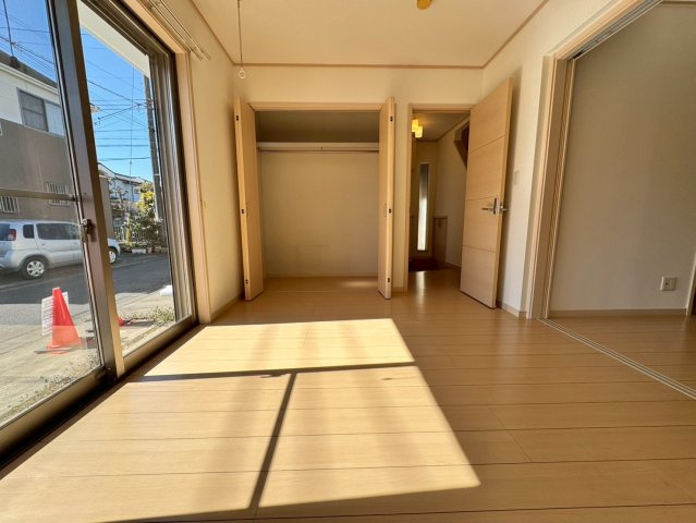 川越市宮元町中古戸建の収納|光が心地よく入り、明るい印象の洋室。日中の過ごしやすさはもちろん、夜には落ち着いた雰囲気で一日の疲れを癒やしてくれます。多用途に活かせる空間です。
