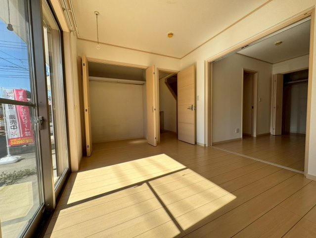 川越市宮元町中古戸建の玄関|収納豊富なシューズボックスがある玄関です。ご家族の靴も十分入りますね！