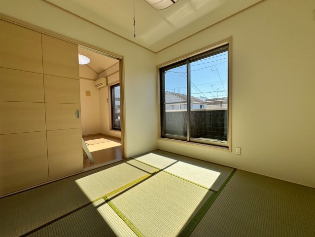 川越市宮元町中古戸建の和室|心がホッと落ち着く和室をご用意しました！床が柔らかいので小さいお子様のプレイルームや、ご両親が泊まりに来た時の客間としてなど、様々な用途で使える万能なお部屋です☆
