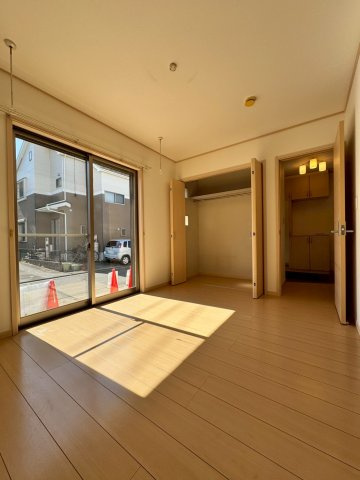 川越市宮元町中古戸建のその他|暮らし方に合わせて柔軟に使える洋室。寝室としてはもちろん、趣味の部屋やテレワークのスペースにもぴったり。毎日の生活にそっと寄り添う、扱いやすい一室です。
