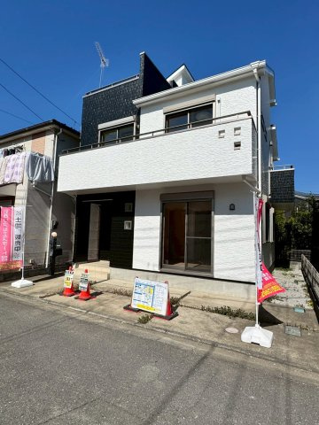 川越市宮元町中古戸建の外観|堂々とした佇まいの中に、温かみを感じる表情を持つ外観。落ち着いたカラーリングと美しいプロポーションが、帰るたびに安心感を与えてくれます。家族の時間を静かに包み込むような住まいです。
