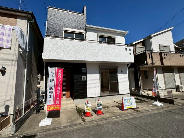 川越市宮元町中古戸建の外観|落ち着いた存在感と上質な佇まいが魅力の住まい。飽きのこないデザインは、日々の暮らしに自然と溶け込みながら、住む人のセンスをそっと引き立てます。家族が長く愛せる外観を求める方にぴったりの一邸です。
