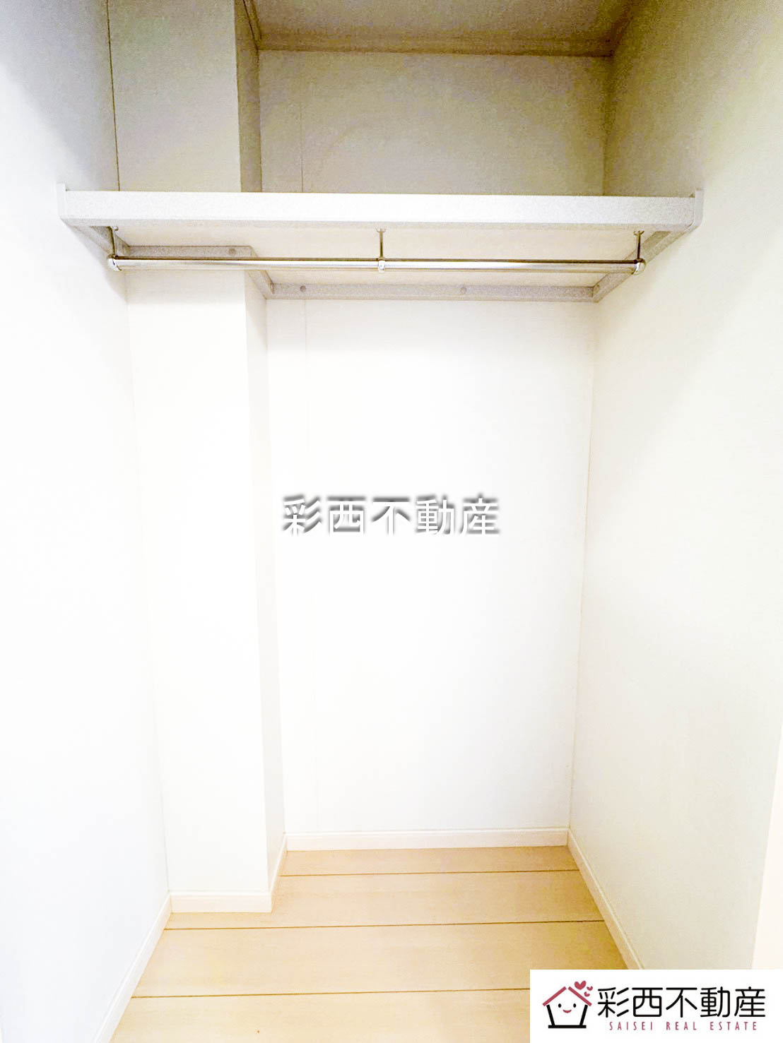 川越市宮元町中古戸建の収納|クローゼットは奥行きのあるクローゼットを取り入れたため、お洋服をたっぷりと収納できます。