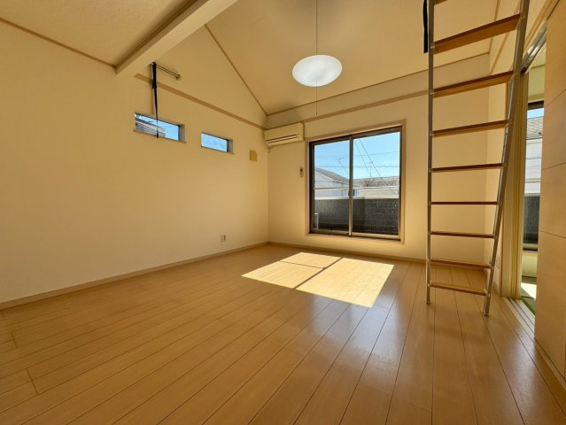 川越市宮元町中古戸建の居間・リビング|落ち着いた存在感と上質な佇まいが魅力の住まい。飽きのこないデザインは、日々の暮らしに自然と溶け込みながら、住む人のセンスをそっと引き立てます。家族が長く愛せる外観を求める方にぴったりの一邸です。

