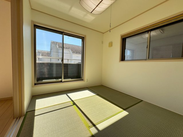 川越市宮元町中古戸建の和室|LDKに隣接した和室は客間・お昼寝スペース・家事室など多目的に使える便利な一部屋★家族の暮らしにやさしい間取りです☆
