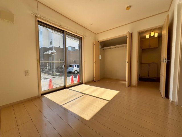 川越市宮元町中古戸建のキッチン|対面キッチン仕様になりお料理をしながらご家族との会話も楽しめます！また、小さなお子様の居るご家庭はお子様の様子を見ながら家事ができるので安心です！