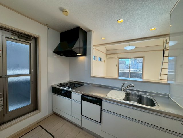 川越市宮元町中古戸建の浴室|窓のある浴室。雨の日などに心強い浴室乾燥機付。洗濯物を乾かすだけでなく、カビ防止にもなる嬉しい設備です。