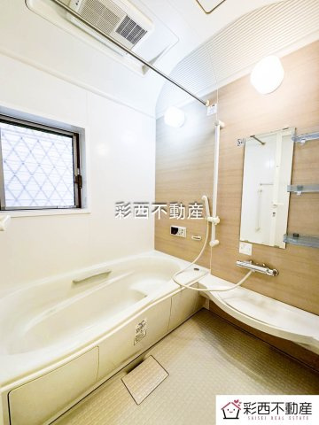 川越市宮元町中古戸建の浴室|窓のある浴室。雨の日などに心強い浴室乾燥機付。洗濯物を乾かすだけでなく、カビ防止にもなる嬉しい設備です。