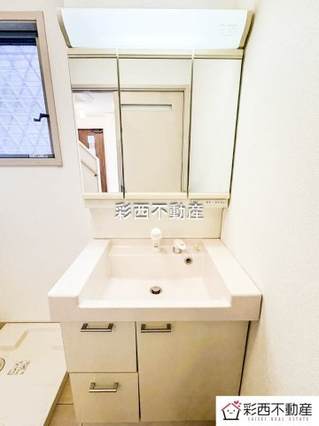 川越市宮元町中古戸建の独立洗面台|清潔感のある明るい雰囲気の洗面室です。