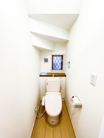 川越市宮元町中古戸建のトイレ|トイレは温水洗浄機能搭載なので、清潔に気持ち良くお使いいただけます！トイレットペーパーの節約にもなります！暖房便座で寒い日もあたたかです♪
