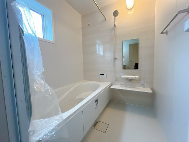 深谷市東方　新築分譲住宅　全４棟の浴室|窓付きのバスルームは、採光もあり明るく気持ちの良い空間です。窓があることで、換気環境も良好。掃除もスムーズに出来ます