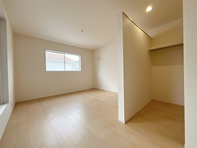 深谷市東方　新築分譲住宅　全４棟の洋室|２階居室は全室収納あり！たっぷりある収納活用でお部屋もキレイを保てます♪