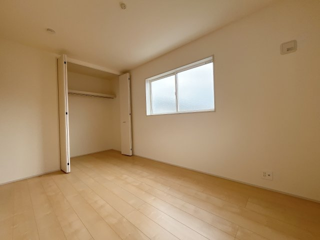 深谷市東方　新築分譲住宅　全４棟の洋室|２階居室は全室収納あり！たっぷりある収納活用でお部屋もキレイを保てます♪