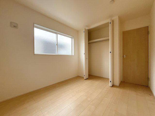 深谷市東方　新築分譲住宅　全４棟の洋室|２階居室は全室収納あり！たっぷりある収納活用でお部屋もキレイを保てます♪
