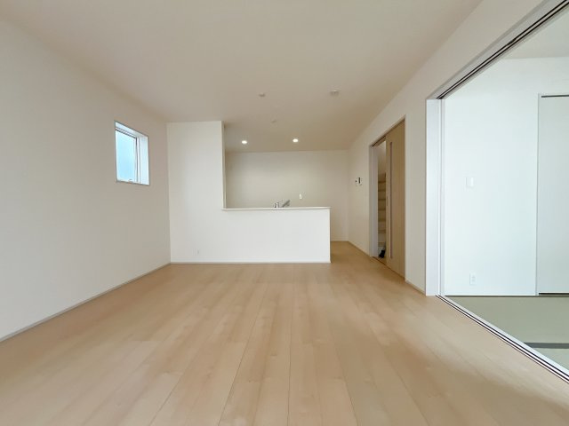 深谷市東方　新築分譲住宅　全４棟の居間・リビング|広々リビング×対面キッチンで家族の会話も弾みます♪家族団らんの秘訣は間取りにあり☆夢のマイホームを一緒に叶えましょう！