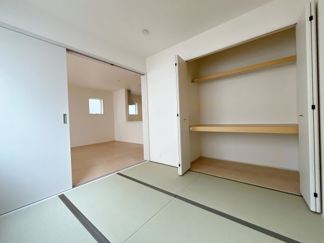 深谷市東方　新築分譲住宅　全４棟の和室|広々とした居住空間は日々の暮らしを彩り、心のやすらぎと満足感を与えてくれます。通風と採光を考慮した設計は子供たちはのびのび育ち、家族でくつろぎと団らんを生み出します。