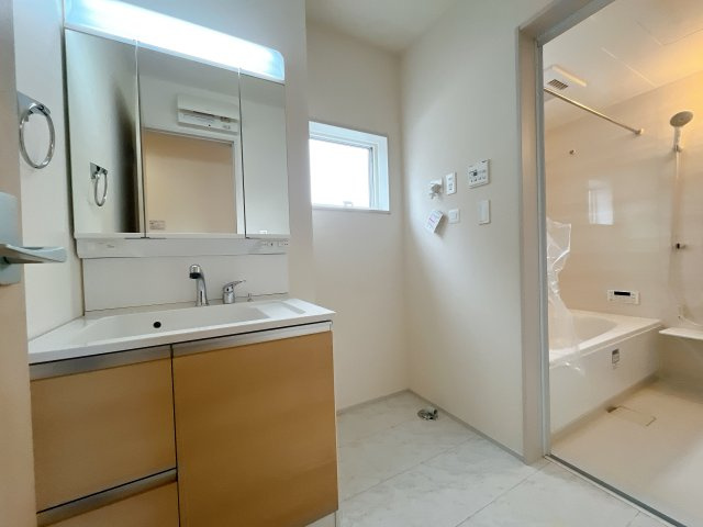 深谷市東方　新築分譲住宅　全４棟の独立洗面台|暮らしを快適にする三面鏡仕様の洗面化粧台。収納力と機能性に優れた使いやすい設備で、忙しい朝の身支度もスムーズに♪