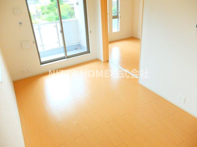 プロムナードの居間・リビング|明るい光が差し込みます☆