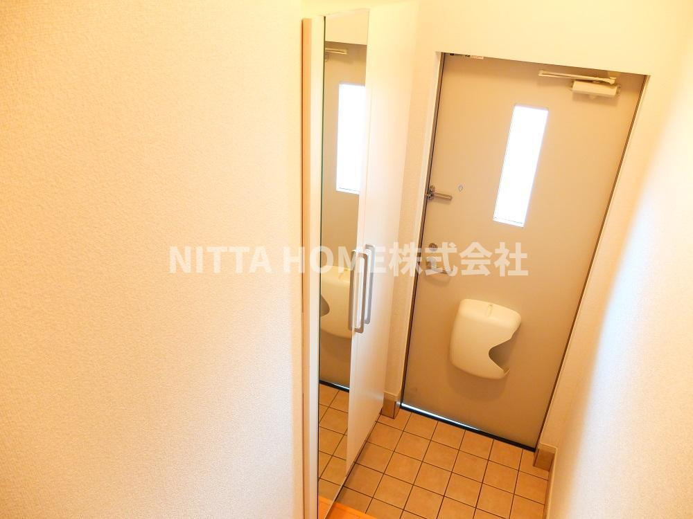 プロムナードの玄関|玄関に鏡付きの大きなシューズボックスがありますよ～