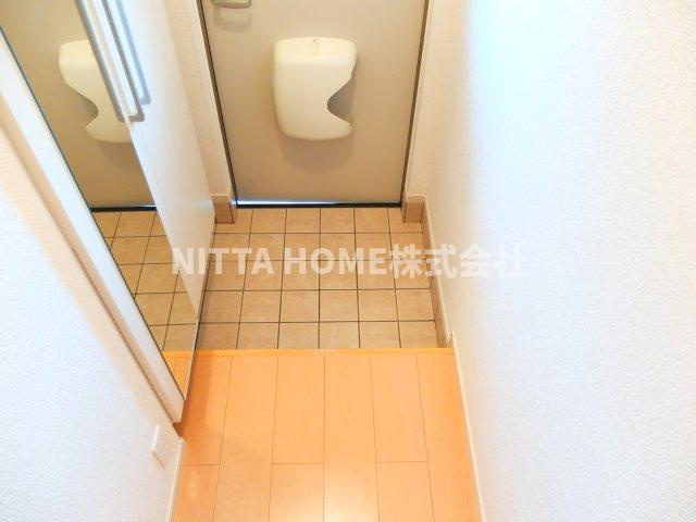 プロムナードの玄関|広いスペースの玄関です●