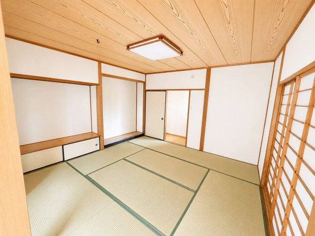 小山市暁2丁目の和室|リビングとつながる約8帖の和室♪ 客間としてはもちろん、お子さまのお昼寝スペースやくつろぎ空間としても活躍します！