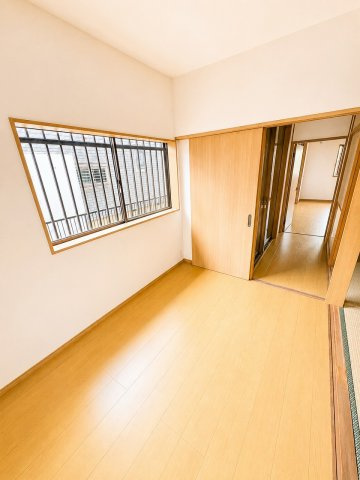 小山市暁2丁目のその他|和室とつながる広縁スペース♪ 読書やティータイムを楽しんだり、室内干しスペースとしても活用できます！