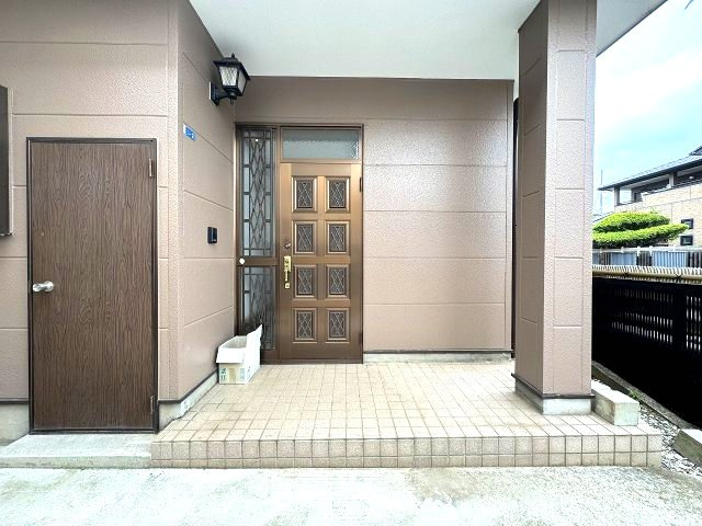 小山市暁2丁目の玄関|屋根付きの玄関ポーチは、雨の日でも慌てずに鍵の開け閉めができます♪ ゆとりのあるスペースで毎日の出入りもスムーズです！