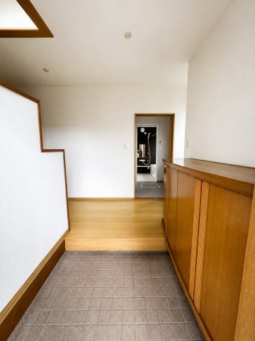 小山市暁2丁目の玄関|ゆとりある玄関ホールがお出迎え♪ ご家族や来客もゆったりと迎えられる、開放感のある空間です！