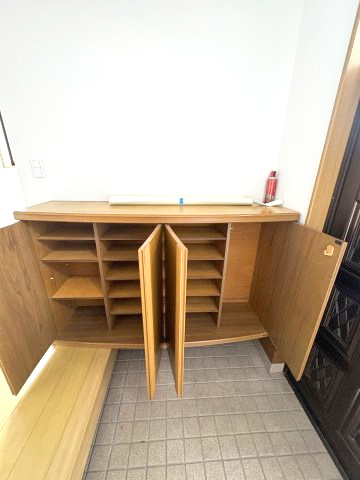 小山市暁2丁目の玄関|収納力のあるシューズボックス付き！ ご家族みんなの靴をすっきり収納でき、いつでも気持ちよくお客様を迎えられます♪