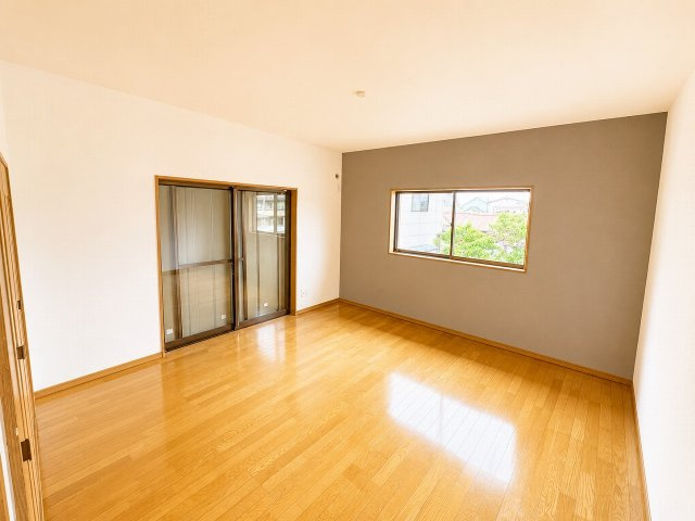 小山市暁2丁目の洋室|2階の8帖洋室はアクセントクロスがおしゃれな主寝室におすすめのお部屋♪ 大きな窓から自然光が入り、明るく過ごせます！