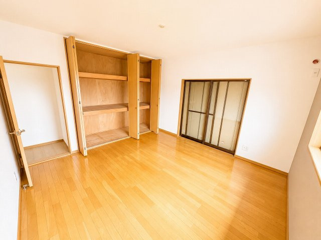 小山市暁2丁目の洋室|大容量クローゼット付きで、お洋服や荷物もすっきり収納！お部屋を広々と使えるのも嬉しいポイントです♪
