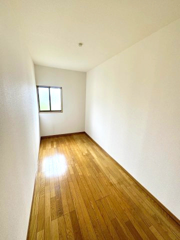 小山市暁2丁目の収納|季節家電やアウトドア用品、ストック品などをまとめて収納できる便利な納戸。住空間をすっきり保てます！