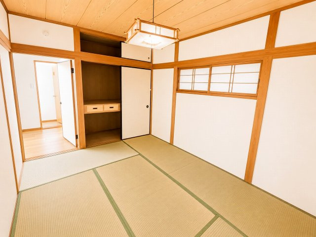 小山市暁2丁目の和室|障子からやわらかな光が差し込む落ち着いた和室。畳の心地よさを感じながら、ご家族でゆったりくつろげます♪