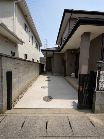 小山市暁2丁目の駐車場|駐車スペースは並列で2台駐車可能！毎日の車の出し入れもしやすく、ご夫婦でお車をお持ちの方にもおすすめです！