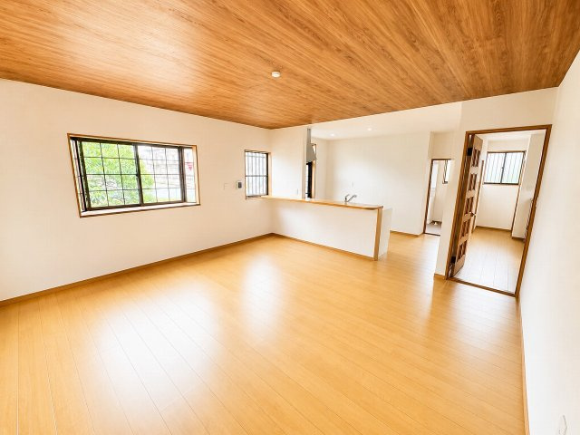 小山市暁2丁目の居間・リビング|対面キッチンからリビング全体を見渡せる開放的な空間！ ご家族との会話を楽しみながらお料理ができます♪